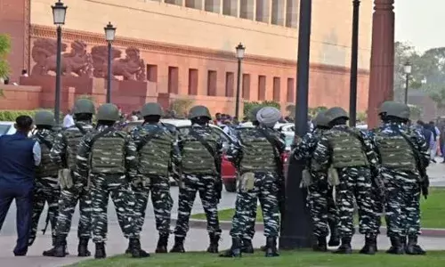 संसद परिसर में टहलते हुए पाया गया युवक, सीआईएसएफ ने पकड़कर दिल्ली पुलिस के हवाले किया