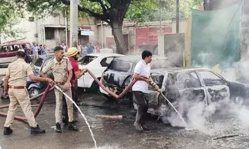 अक्रोशित भीड़ ने वाहन फूंके, मॉल में घुसकर तोड़फोड़ की, पुलिस ने किया लाठीचार्ज, धारा 144 लागू