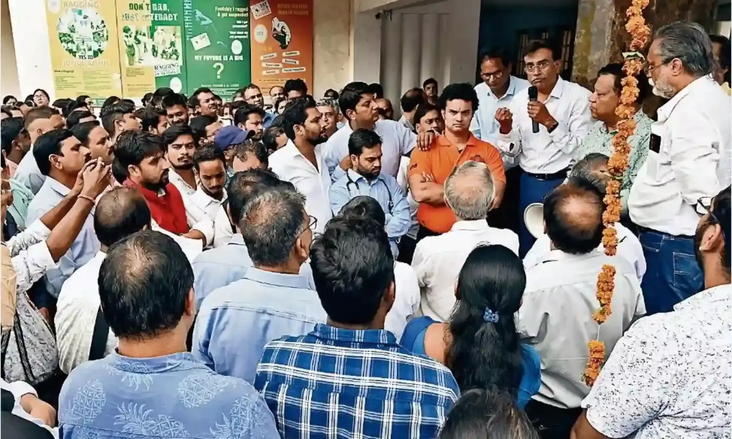 मेडिकल में अनिश्चित कालीन हड़ताल पर गए जूडा रूटीन सर्जरी टलीं