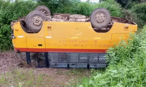अदर्शी गांव के समीप स्कूल बस पलटी, 13 छात्र घायल