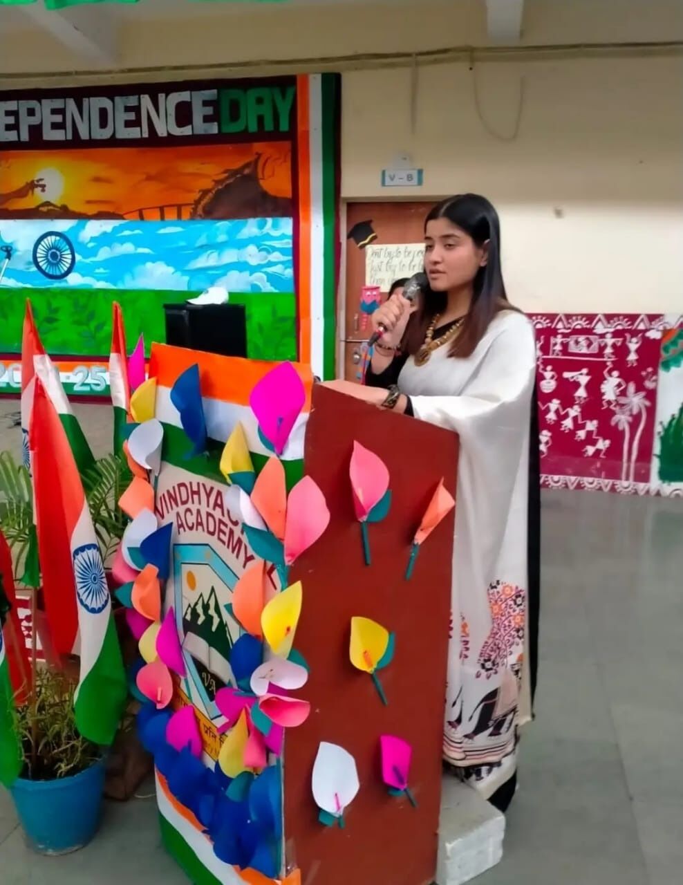 विंध्याचल अकादमी में बड़े धूमधाम से मना 78वां स्वतंत्रता दिवस, बच्चों सहित शिक्षकों ने बांधा समां