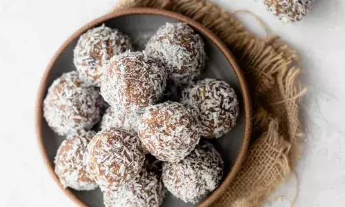 मुंह मीठा करने से तबियत बिगड़ने का है डर तो, इस रक्षाबंधन पर बनाएं शुगर फ्री कोकोनट डेट बॉल्स
