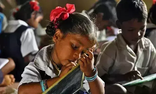 एक राज्य, एक स्कूल ड्रेस योजना से हुआ मोहभंग, अब धरने पर बैठने के मूड में गांव के कर्ता-धर्ता एक राज्य, एक स्कूल ड्रेस योजना से हुआ मोहभंग, अब धरने पर बैठने के मूड में गांव के कर्ता-धर्ता
