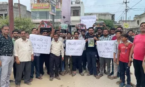 डॉक्टर से दुष्कर्म-हत्या के विरोध में चल रहे धरना प्रदर्शन के बीच कोलकाता पुलिस ने शहर में निषेधाज्ञा लागू की डॉक्टर से दुष्कर्म-हत्या के विरोध में चल रहे धरना प्रदर्शन के बीच कोलकाता पुलिस ने शहर में निषेधाज्ञा लागू की