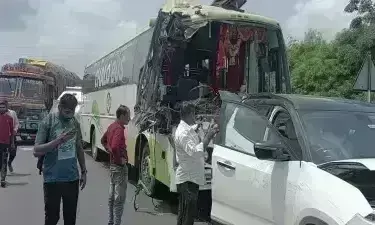 कार को टक्कर मारकर 100 मीटर तक घसीट ले गई तेज रफ्तार बस कार को टक्कर मारकर 100 मीटर तक घसीट ले गई तेज रफ्तार बस