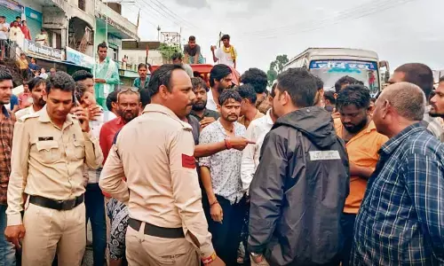 सड़क ऊंची हो जाने व नालियों की सफाई न होने से, बारिश का पानी लोगों के घरों में घुस रहा, ग्रामीणों ने छिंदवाड़ा-नरसिंहपुर मार्ग किया जाम