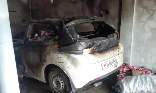 गैराज में खड़ी कार में लगी आग, टायरों में धमाके, गीतांजलि कॉलोनी में टला बड़ा हादसा