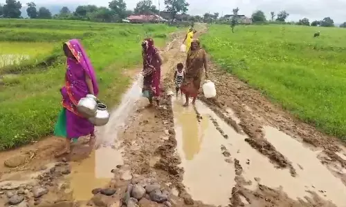 कीचड़ की वजह से बच्चे स्कूल जाने से कतरा रहे, पानी सिर पर ढोने मजबूर, आदिवासी अंचल की तस्वीर जो प्रशासन को विकास का आईना दिखा रही