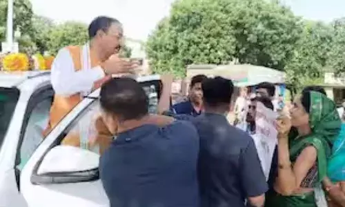 मिर्जापुर में परिवार ने रोका डिप्टी CM केशव प्रसाद मौर्य का काफिला, हाथों में बैनर लेकर भूमाफियाओं पर कार्रवाई की लगाई गुहार