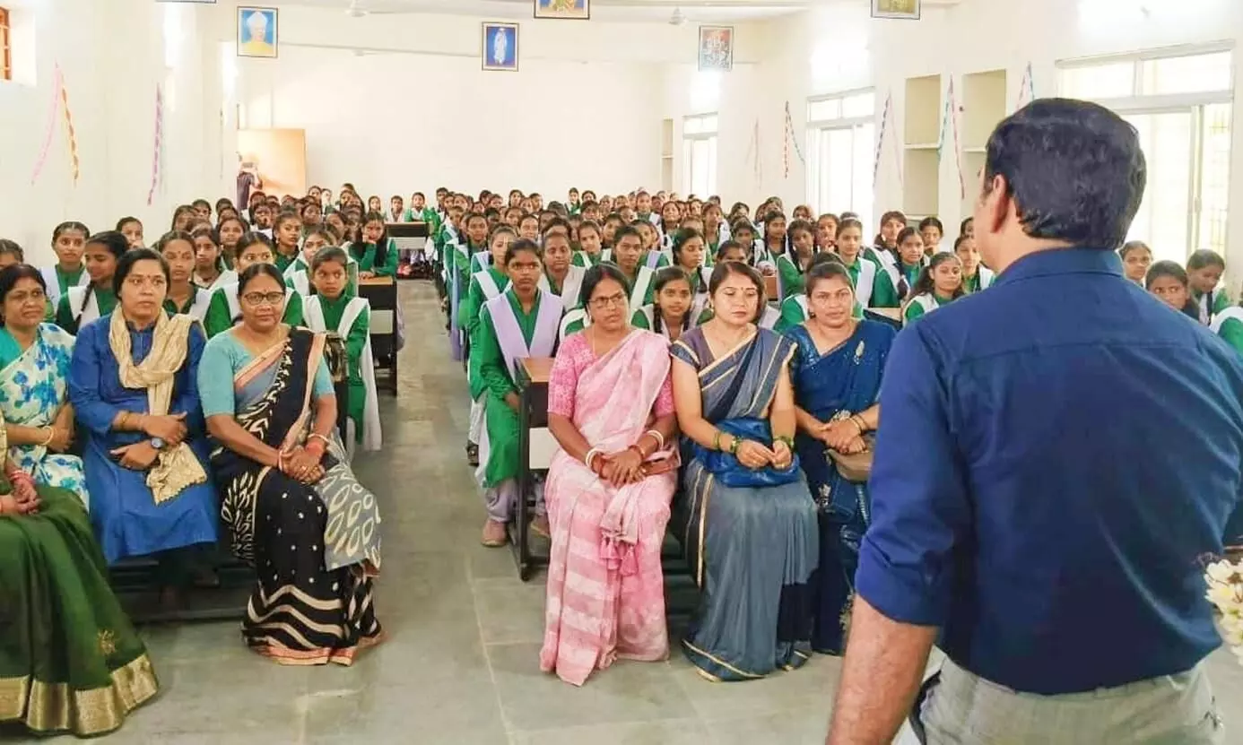 तीन विद्यालयों में बच्चों के बीच पहुंचे कलेक्टर तीन विद्यालयों में बच्चों के बीच पहुंचे कलेक्टर