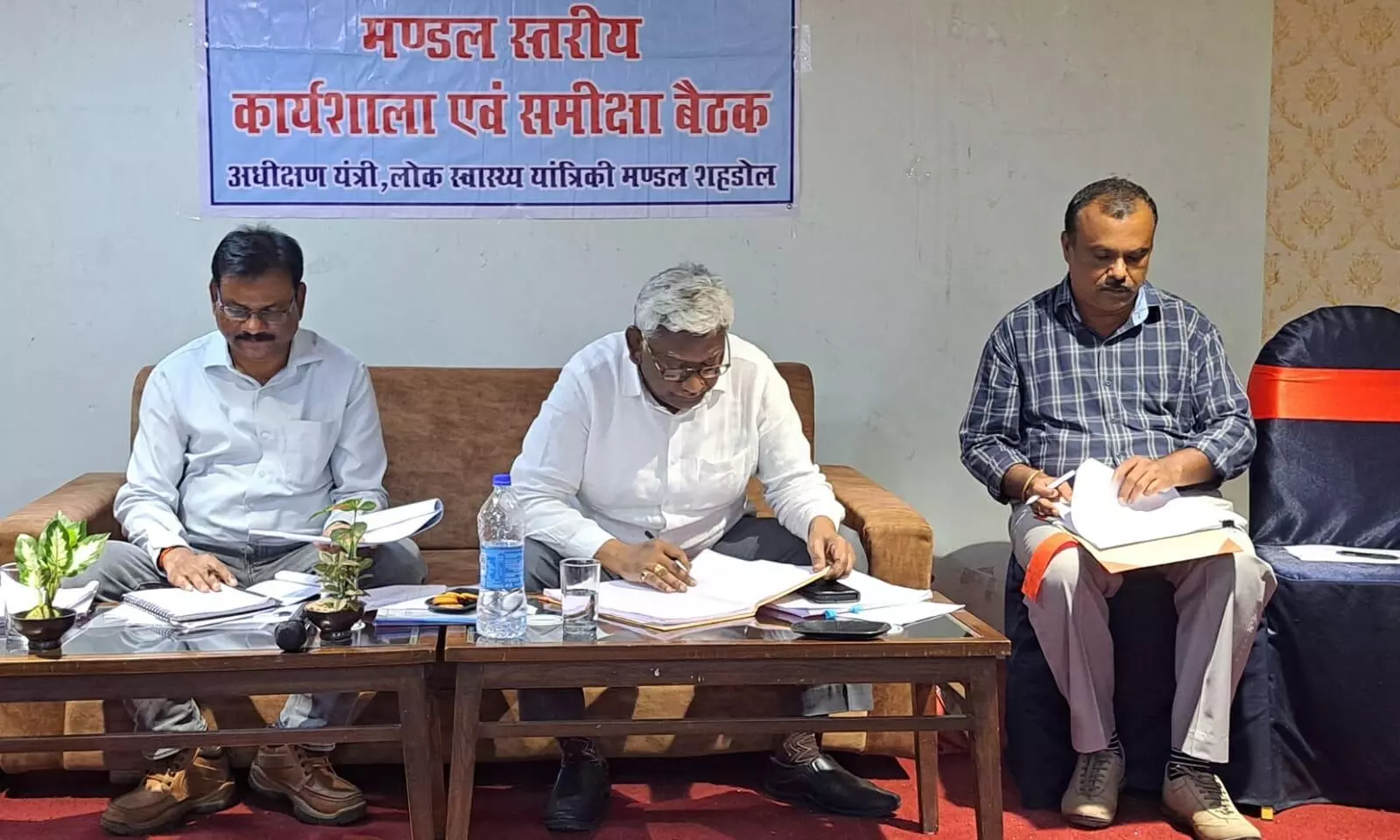 फील्ड में चल रहे कार्यों से अनजान इंजीनियर फील्ड में चल रहे कार्यों से अनजान इंजीनियर
