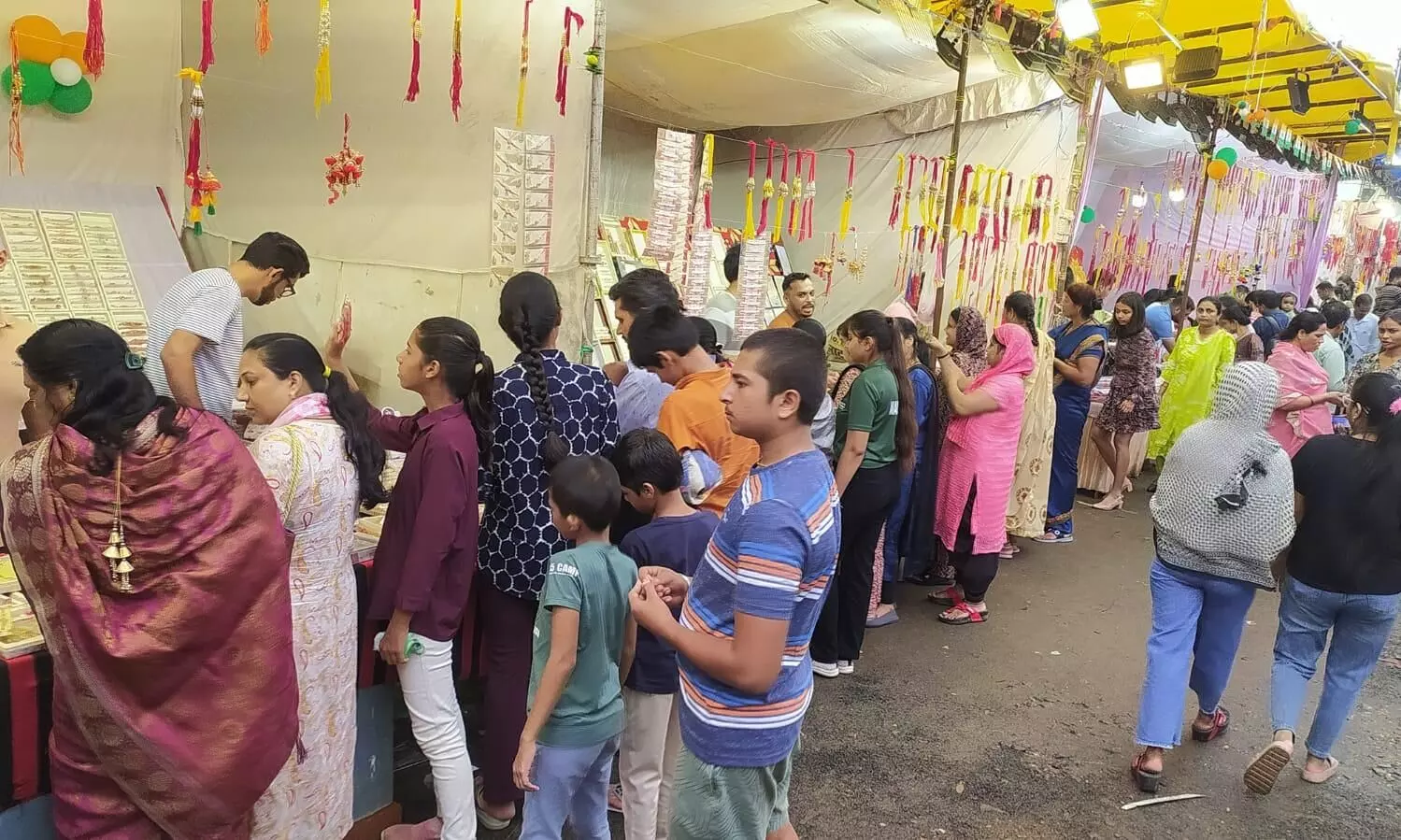 खरीददारी के लिए बाजार में उमड़ी भीड़ खरीददारी के लिए बाजार में उमड़ी भीड़