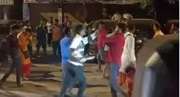 युवकों ने स्कूटर को मारी जोरदार टक्कर फिर पुजारी पर किया छूरे से हमला युवकों ने स्कूटर को मारी जोरदार टक्कर फिर पुजारी पर किया छूरे से हमला