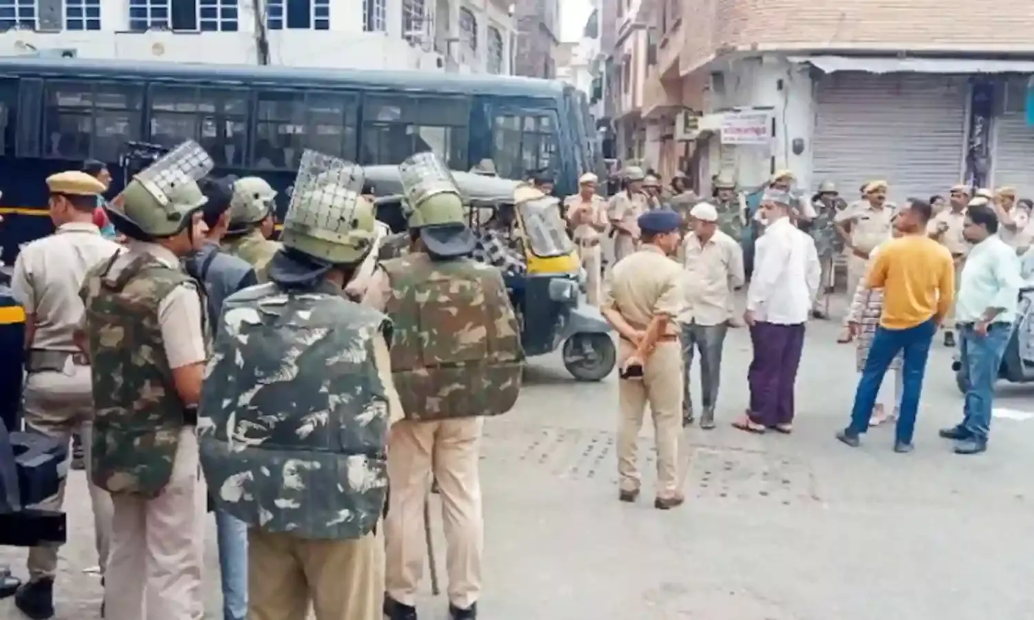 घटना में घायल छात्र देवराज की इलाज के दौरान हुई मौत, अस्पताल के बाहर भारी संख्या में पुलिस बल तैनात