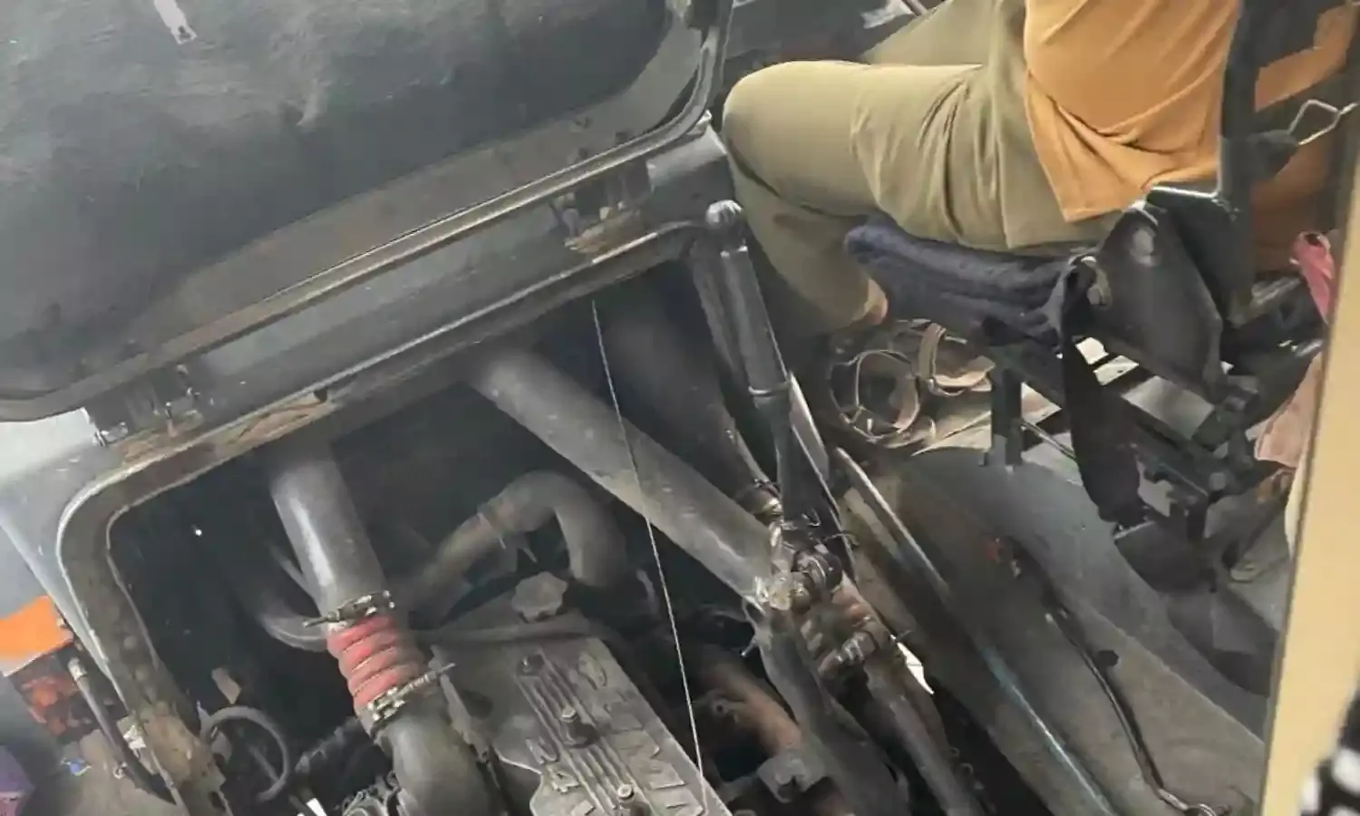 चलती एसटी बस में अचानक निकला धुआं, घबराए यात्री बाहर निकले - मच गई थी अफरा-तफरी