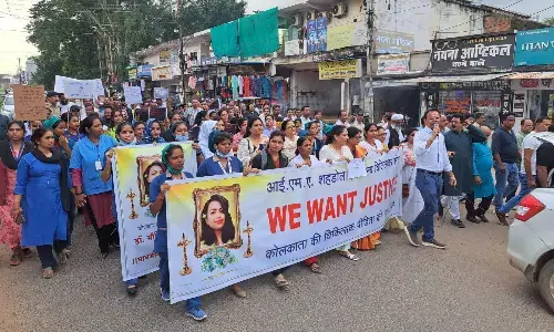 डॉक्टरों ने अस्पताल बंद कर निकाली रैली डॉक्टरों ने अस्पताल बंद कर निकाली रैली