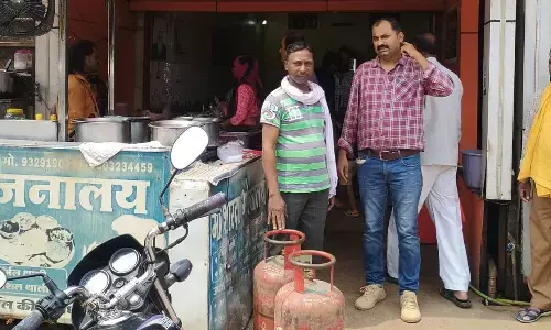 मिठाई दुकान व भोजनालय में घरेलू गैस का उपयोग, जब्त