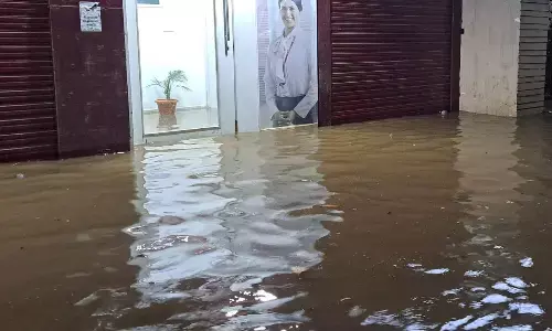 पानी निकासी के रास्ते पर निर्माण से जल भराव पानी निकासी के रास्ते पर निर्माण से जल भराव