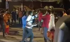 युवकों ने स्कूटर को मारी जोरदार टक्कर फिर पुजारी पर किया छूरे से हमला