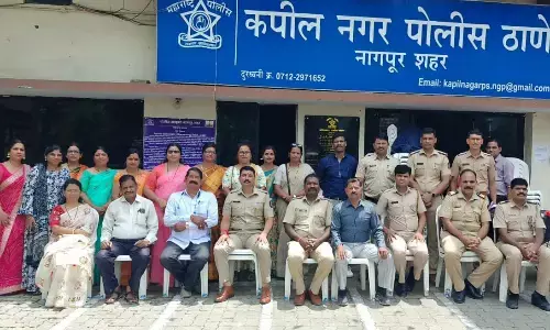 कपिल नगर थाने में पुलिस भाईयों की कलाई पर राखी बांध लिया रक्षा का वचन