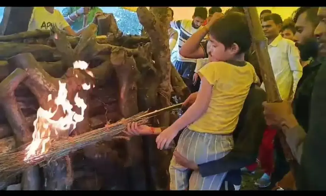 अनदेखी : जमकुंडा में तिरपाल लगाकर किया अंतिम संस्कार