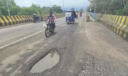 खजरी ओवर ब्रिज पर गड्ढे, कायाकल्प की सड़कों की भी खुलने लगी कलई, एक बारिश भी नहीं झेल पा रही कायाकल्प योजना के तहत बनी सड़कें