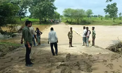 रपटा पार करते समय नदी में बहा शख्स, तलाश जारी रपटा पार करते समय नदी में बहा शख्स, तलाश जारी