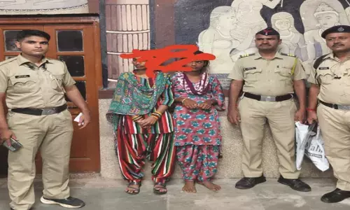 ट्रेन में चेन स्नेचिंग करते दो लड़कियां पकड़ाई, मंगलसूत्र किया जब्त ट्रेन में चेन स्नेचिंग करते दो लड़कियां पकड़ाई, मंगलसूत्र किया जब्त