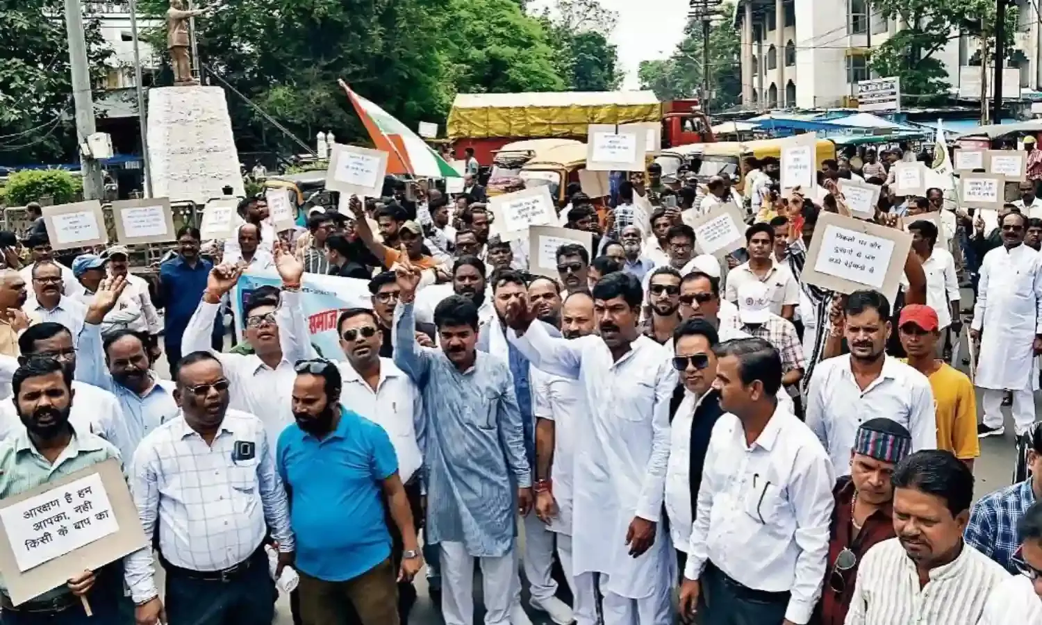 आरक्षण के मुद्दे पर निकाली रैली, किया प्रदर्शन