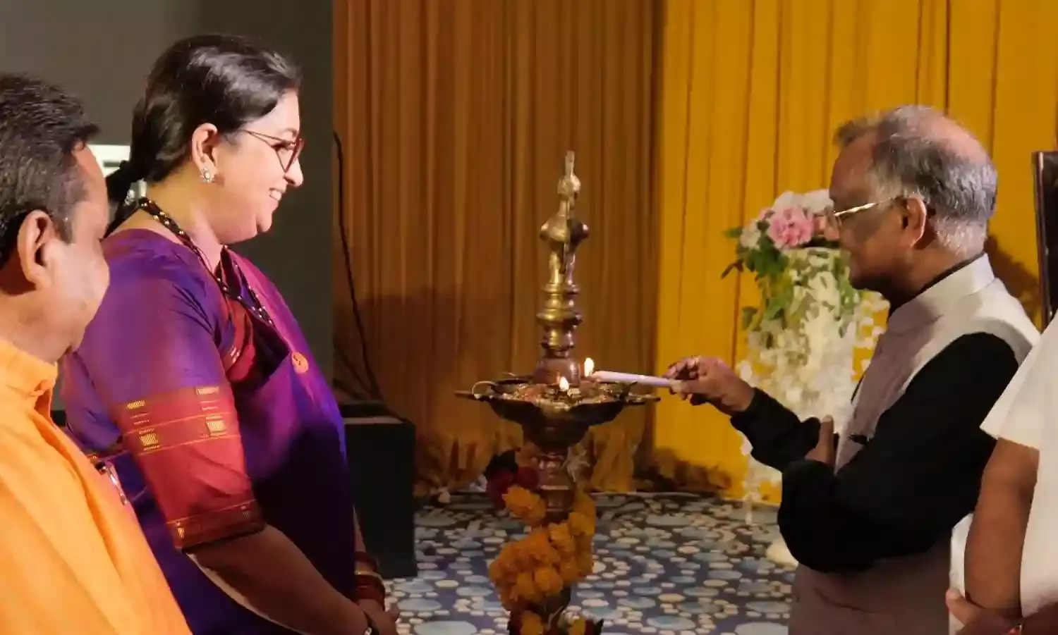 महिलाएं व्यापार के जरिए 2.70 करोड़ लोगों को रोजगार के अवसर प्रदान कर रहीं - स्मृति ईरानी