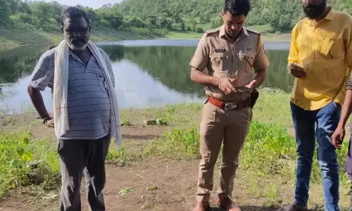 बिदके बैलों ने तालाब में उतार दी बैलगाड़ी , किसान पिता-पुत्र की चली गई जान बिदके बैलों ने तालाब में उतार दी बैलगाड़ी , किसान पिता-पुत्र की चली गई जान