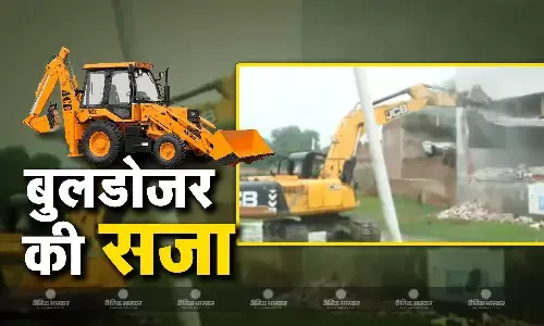 रेप कांड में बुलडोजर की एंट्री, आरोपी के अवैध मल्टी कॉम्प्लेक्स पर चली JCB, दुकानें की गईं खाली रेप कांड में बुलडोजर की एंट्री, आरोपी के अवैध मल्टी कॉम्प्लेक्स पर चली JCB, दुकानें की गईं खाली