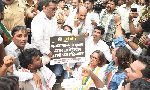 अडानी के विरोध में मुंबई कांग्रेस ने किया ईडी कार्यालय का घेराव, घोटाले के जांच की मांग