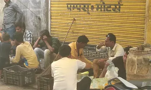 शराबी खुलेआम छलका रहे जाम, बस स्टैंड और फव्वारा चौक में खुलेआम शराबखोरी