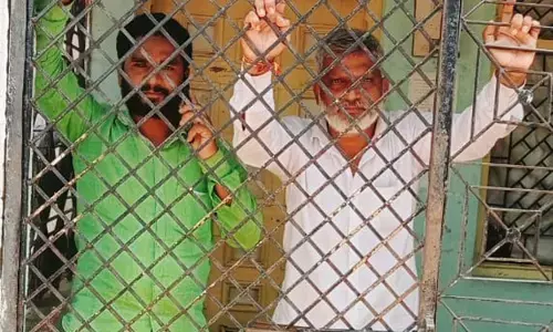 शिकायत को अनदेखी करने से गुस्साए दो लोगों ने अभियंता के कार्यालय में खुद को किया कैद शिकायत को अनदेखी करने से गुस्साए दो लोगों ने अभियंता के कार्यालय में खुद को किया कैद