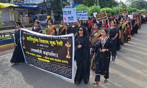 कोलकाता में बलात्कार-हत्या के विरोध में सैकड़ों महिलाओं ने निकाली मूक रैली