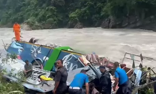 नेपाल में महाराष्ट्र के पर्यटकों की बस 150 मीटर गहरी मर्स्यांगदी नदी में गिरी