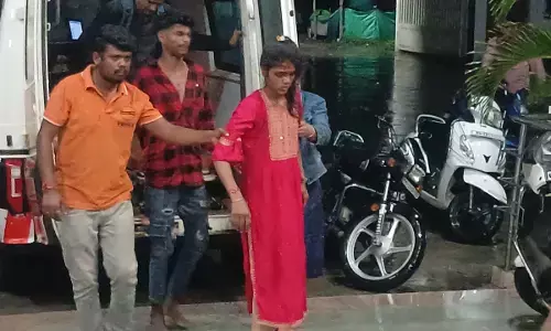 25 फीट गहरी खाई में गिरी बस... दुर्घटना में मरने वालों की संख्या बढक़र पांच हुई 25 फीट गहरी खाई में गिरी बस... दुर्घटना में मरने वालों की संख्या बढक़र पांच हुई