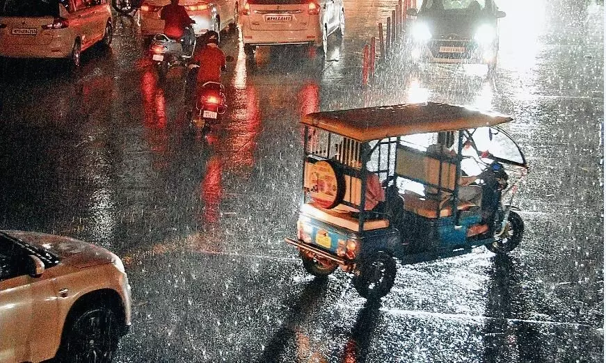 दिन में धूप, रात को बरसे बादल, बरगी बाँध के अब भी 9 गेट खुले दिन में धूप, रात को बरसे बादल, बरगी बाँध के अब भी 9 गेट खुले