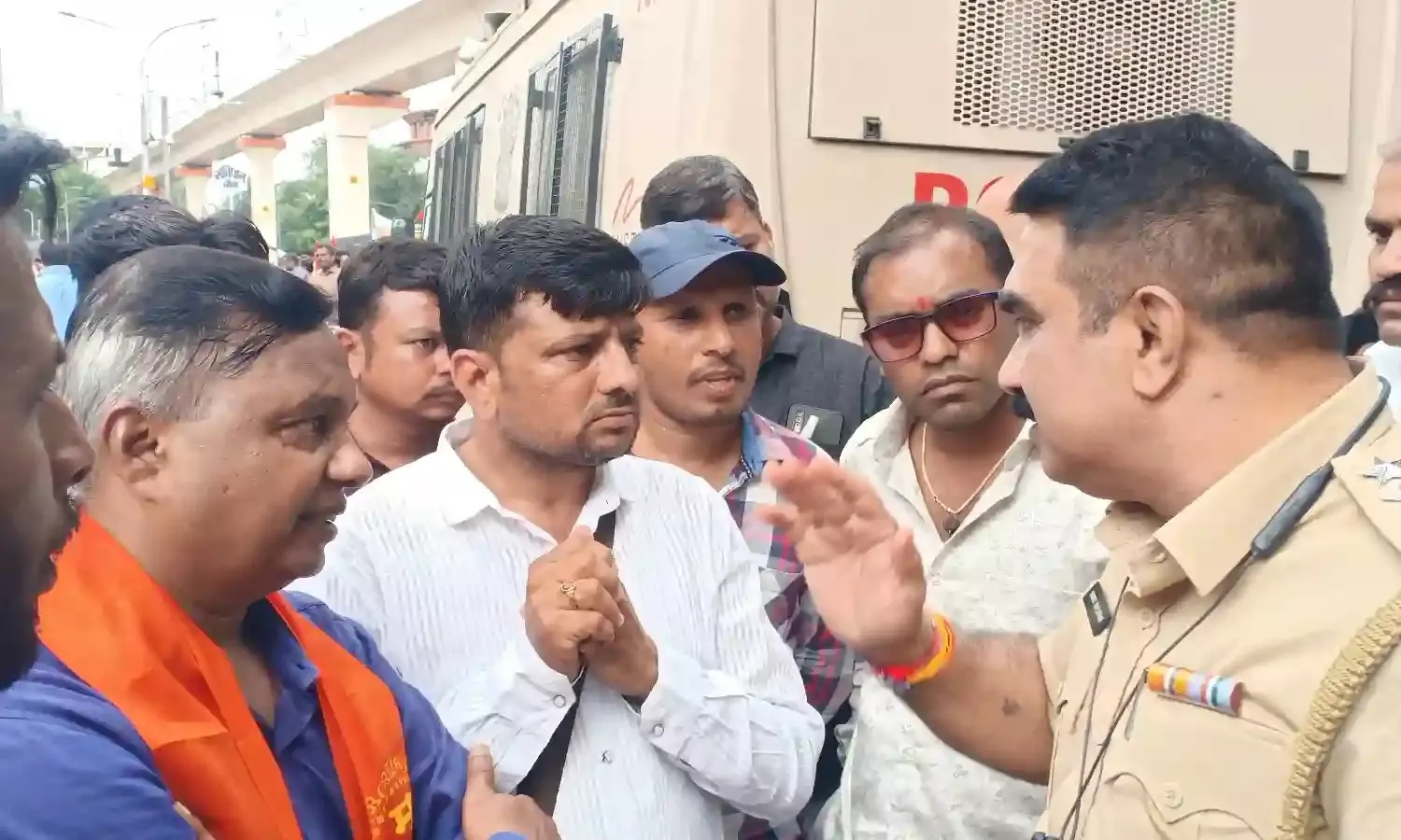 मांगों को लेकर अड़े ठेका कामगार, आंदोेलन से प्रभावित हुआ बिजली कंपनियों का काम