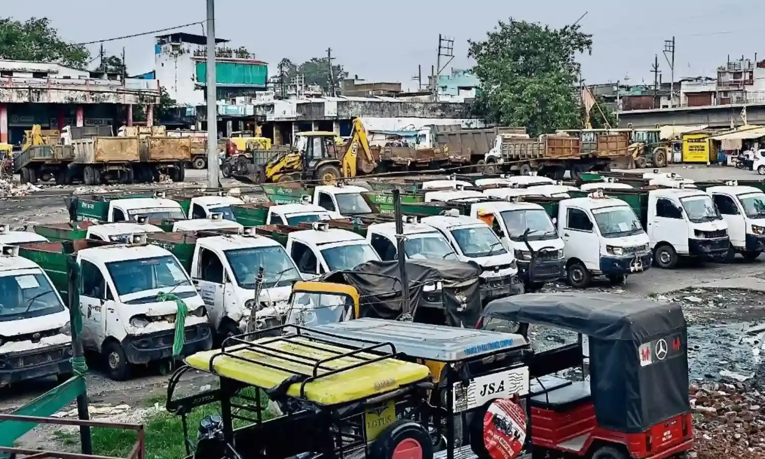 शहर के कई क्षेत्रों में घरों तक नहीं पहुँच रही कचरा गाड़ी, लगा कचरे का अंबार