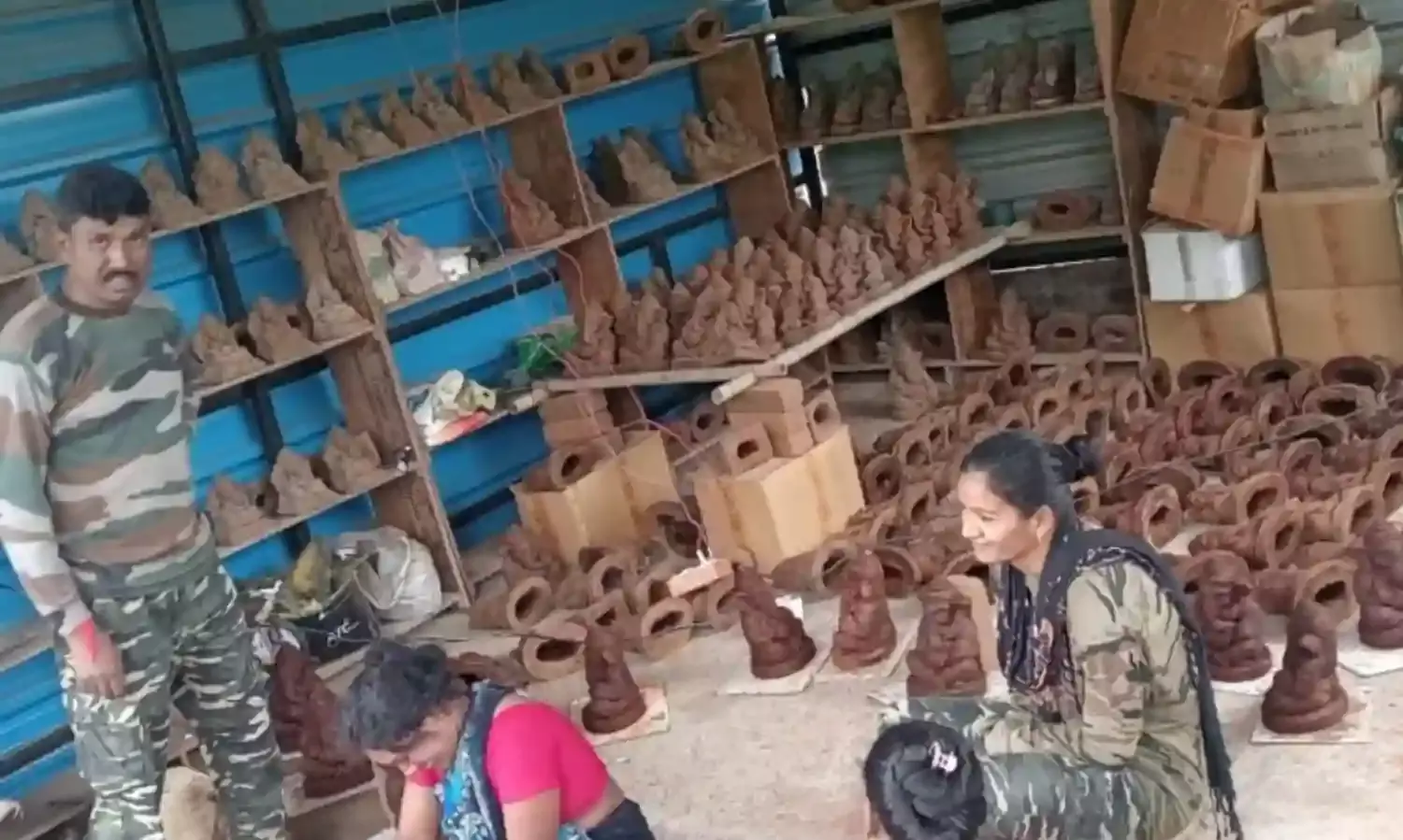 पेंच के जंगल से आयेंगे इस बार बप्पा , गोबर से बनाई जा रही मूर्तियां