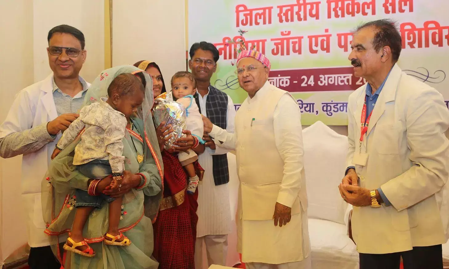 राज्यपाल मंगुभाई पटेल सिकल सेल एनीमिया जांच शिविर में हुए शामिल, महिला सरपंचों एवं छात्रों से किया संवाद