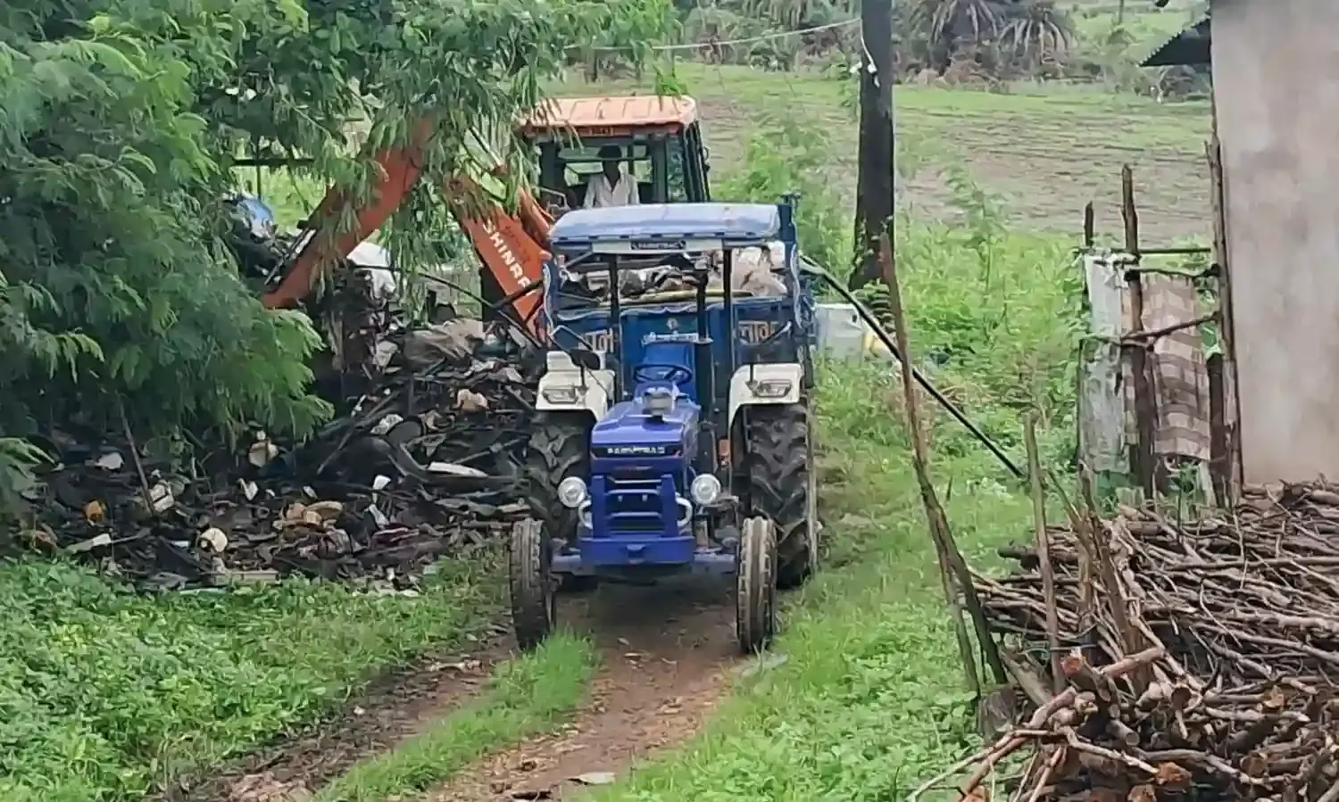 सरकारी जमीन से हटाए गए कब्जे, कार्रवाई को लेकर किया विरोध