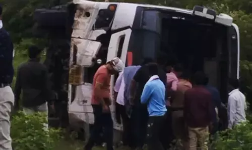नागपुर से यात्रियों को लेकर निकली एसटी बस पलटी , 1 यात्री की मौत