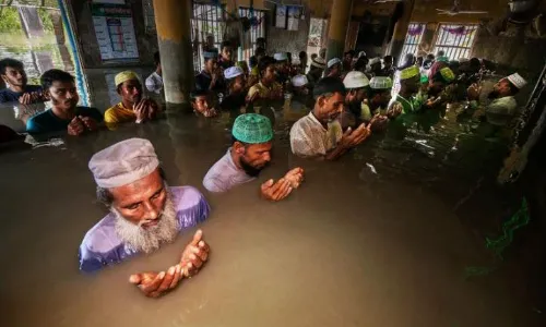 पानी के अंदर नमाज अदा करते हुए लोगों की फोटो वायरल, रिवर्स सर्च में आई सच्चाई सामने पानी के अंदर नमाज अदा करते हुए लोगों की फोटो वायरल, रिवर्स सर्च में आई सच्चाई सामने
