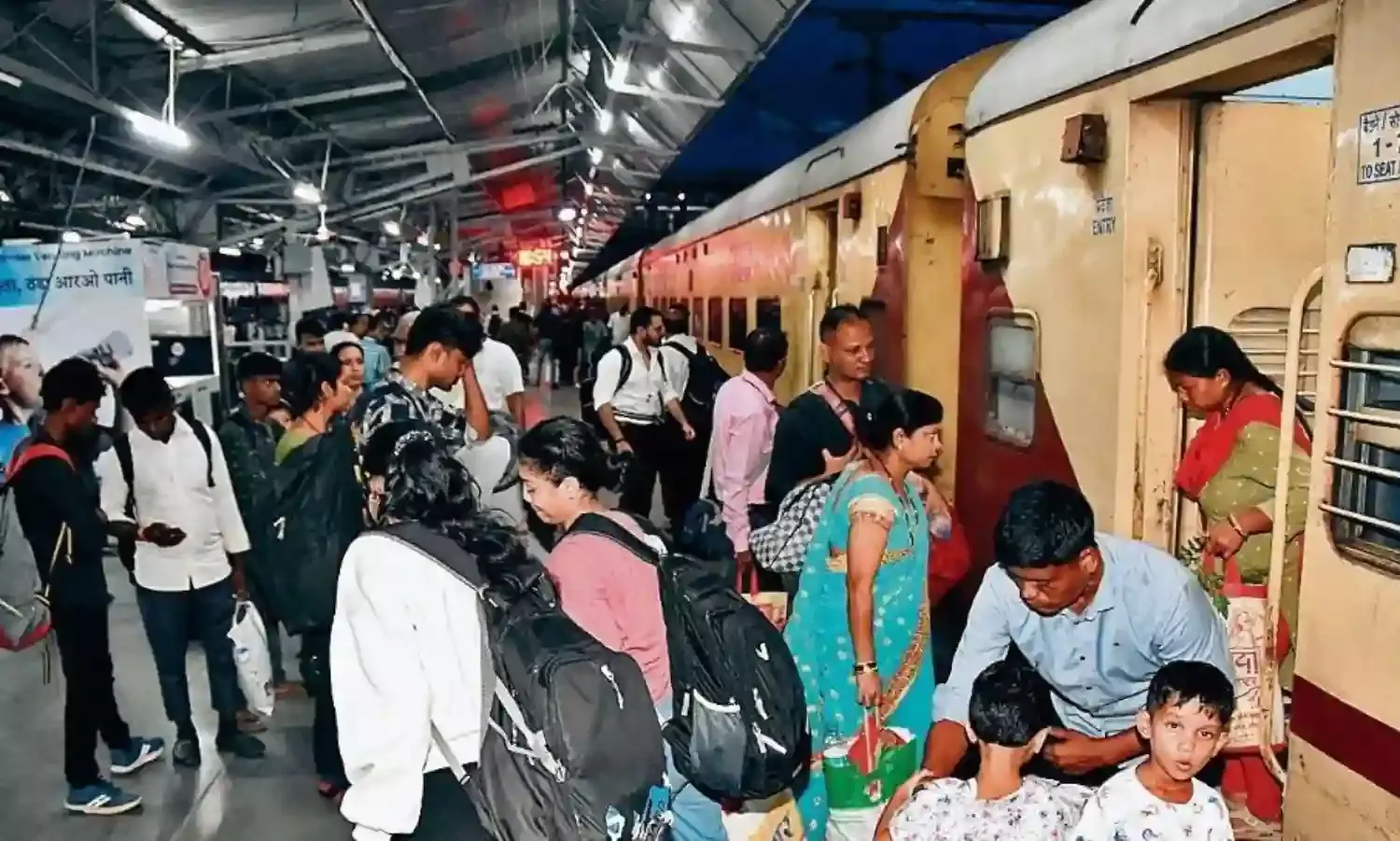 राजकोट कटनी की बजाय इटारसी व जबलपुर से होकर मुंबई गई कामायनी