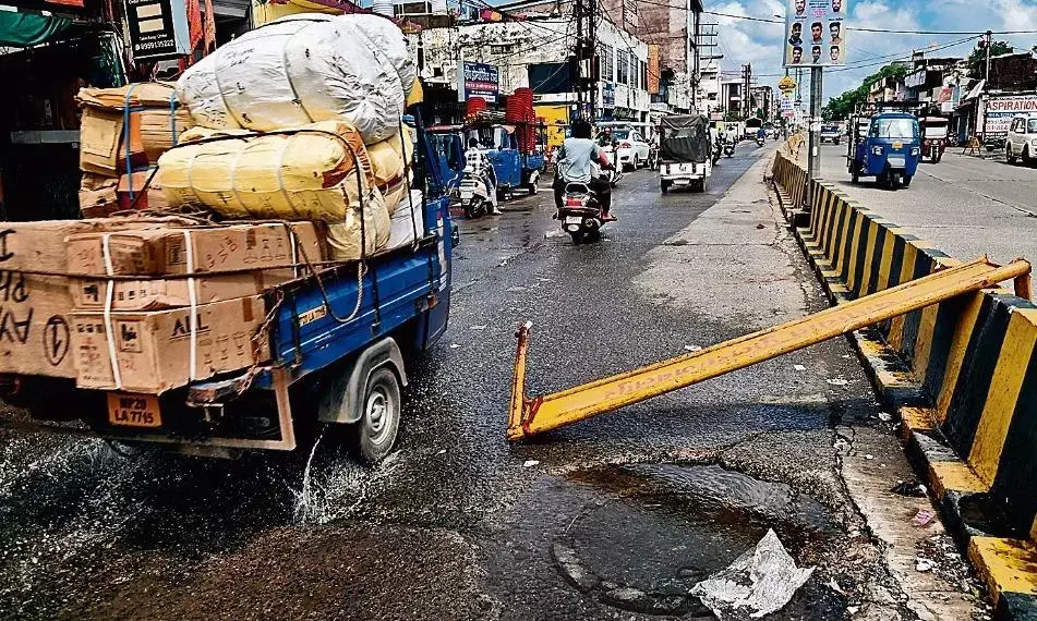 बल्देवबाग से उखरी के बीच पानी उगल रही सीवर लाइन
