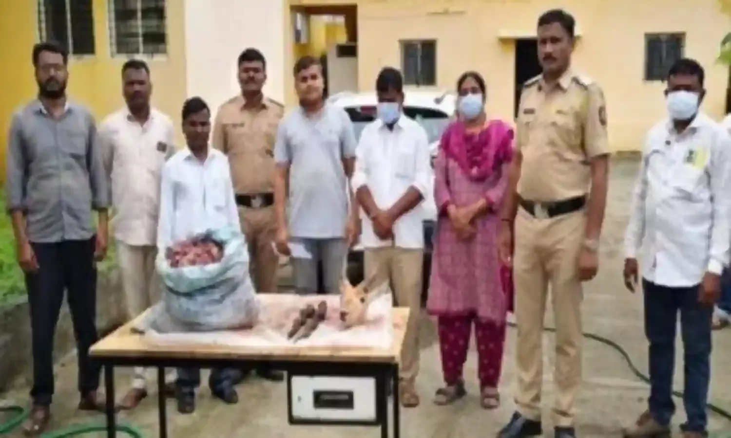 पुलिस के जाल में फंसे काले हिरण के शिकारी, मांस बांटते चार रंगे हाथ गिरफ्तार