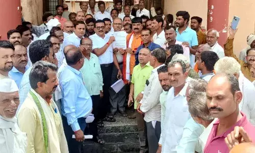 अतिवृष्टि के कारण फंगस की चपेट में आए मोसंबी-संतरा झड़कर गिर रहे अतिवृष्टि के कारण फंगस की चपेट में आए मोसंबी-संतरा झड़कर गिर रहे